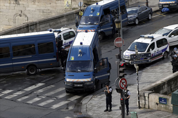 УЗБУНА У ПАРИЗУ: Мушкарац чекићем на шетаче и полицајце!